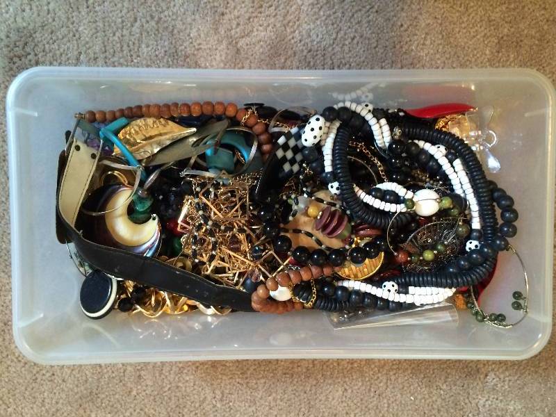 lot 15 image: Assorted Jewelry