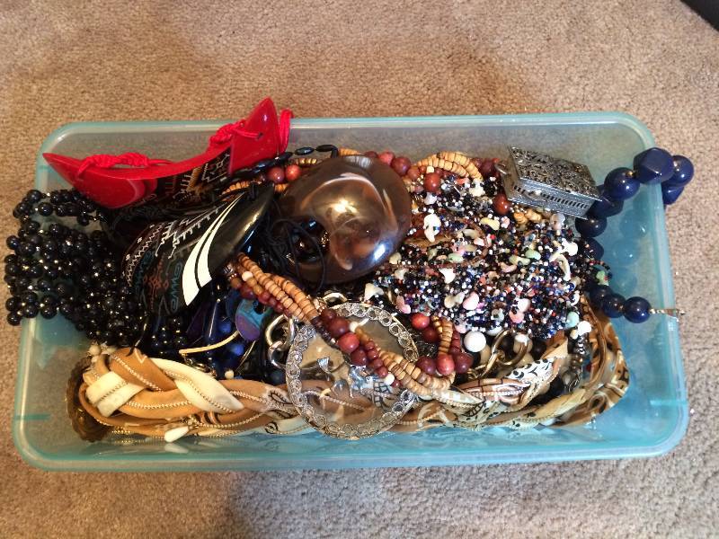 lot 16 image: Assorted Jewelry