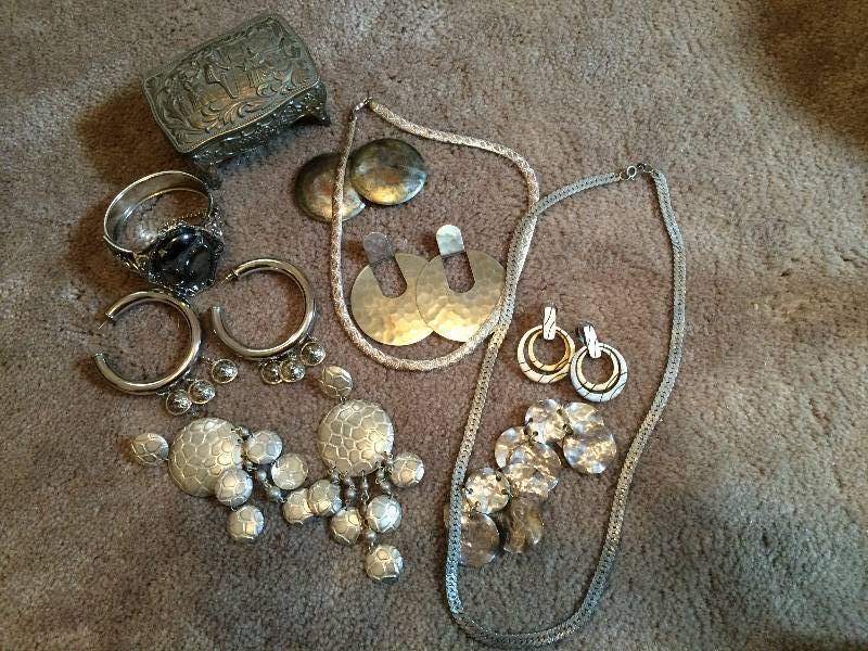 lot 19 image: Assorted Jewelry