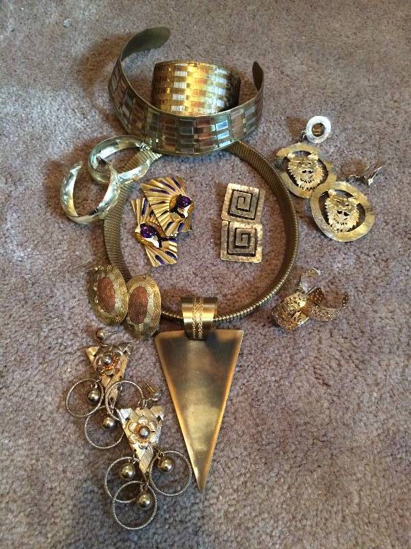 lot 20 image: Assorted Jewelry