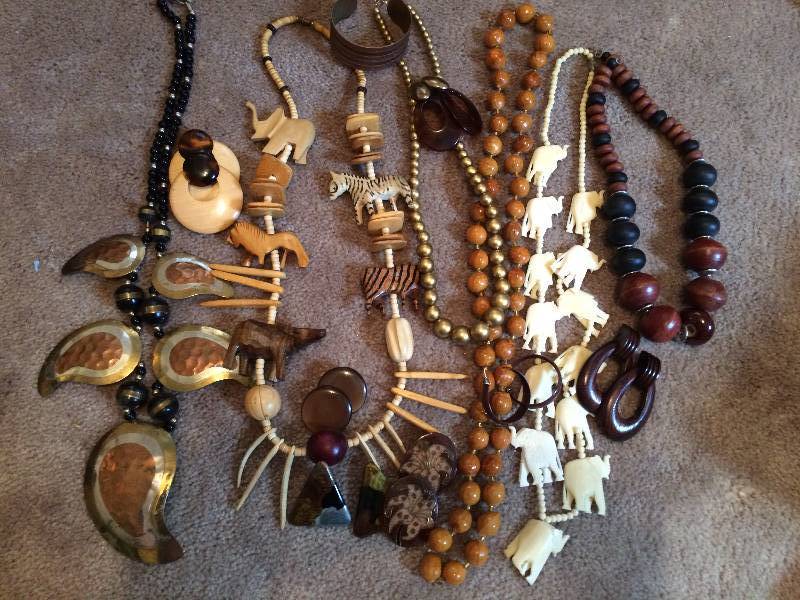 lot 21 image: Assorted Jewelry