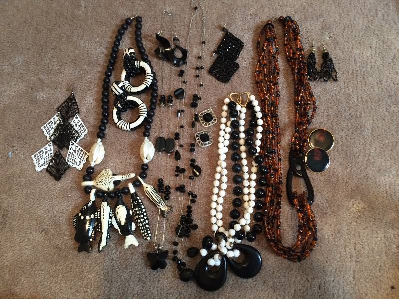 lot 22 image: Assorted Jewelry