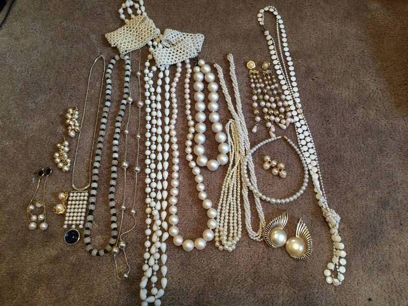 lot 23 image: Assorted Jewelry