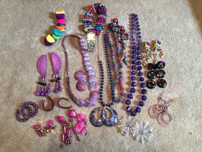 lot 24 image: Assorted Jewelry