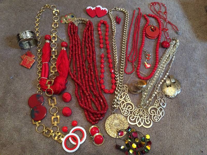 lot 25 image: Assorted Jewelry