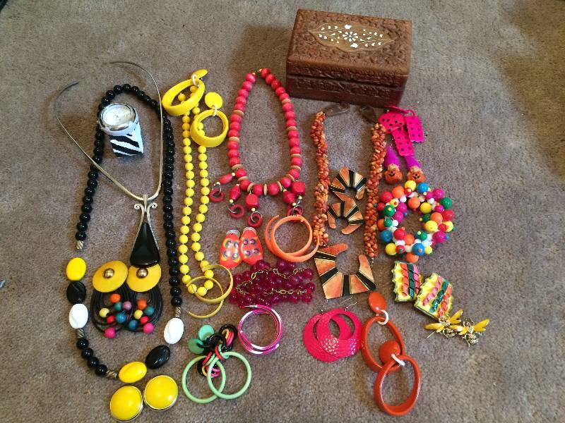 lot 26 image: Assorted Jewelry