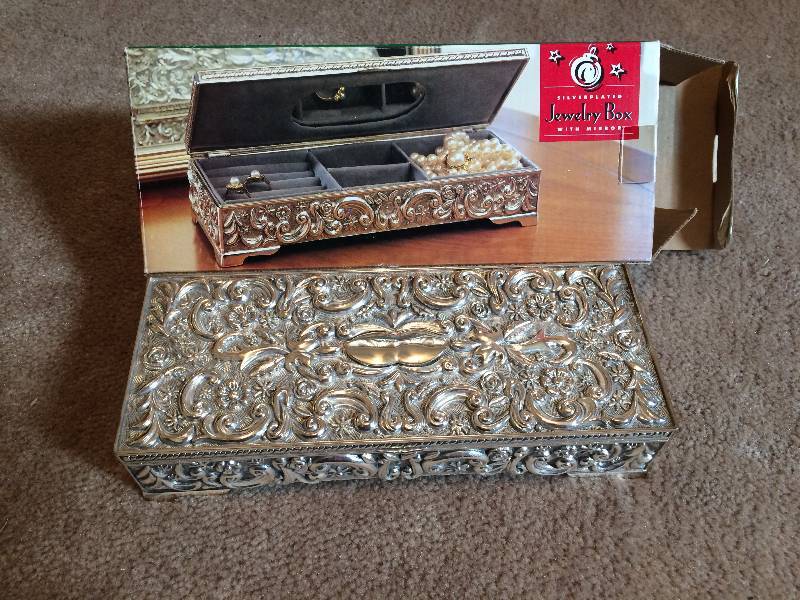 lot 28 image: Silver Jewelry Box