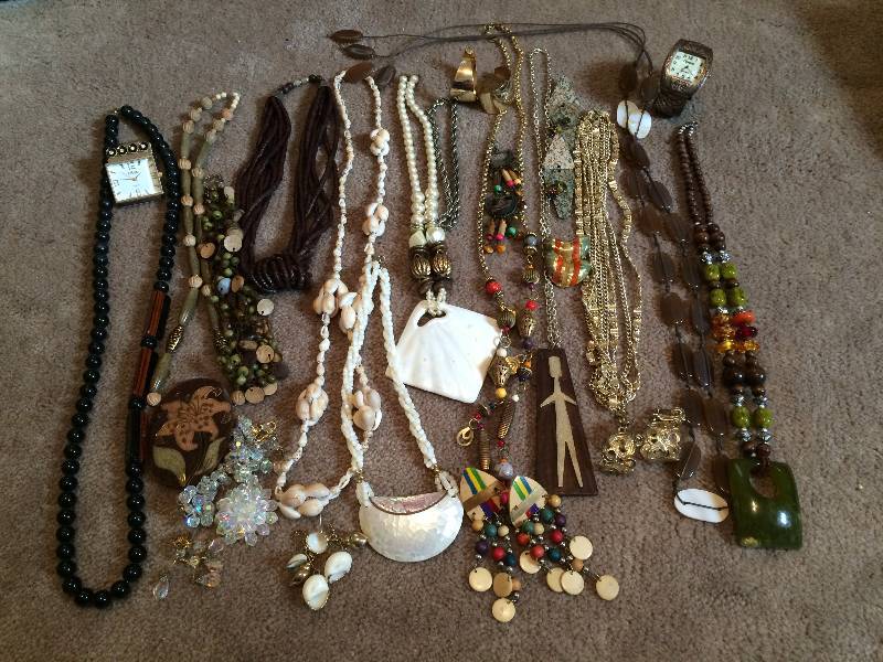 lot 29 image: Assorted Jewelry