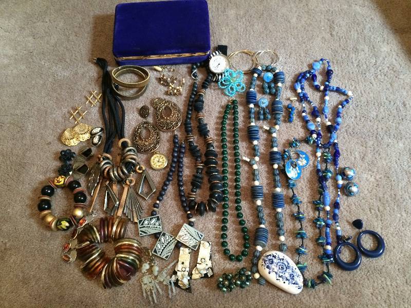 lot 30 image: Assorted Jewelry with Jewelry Box