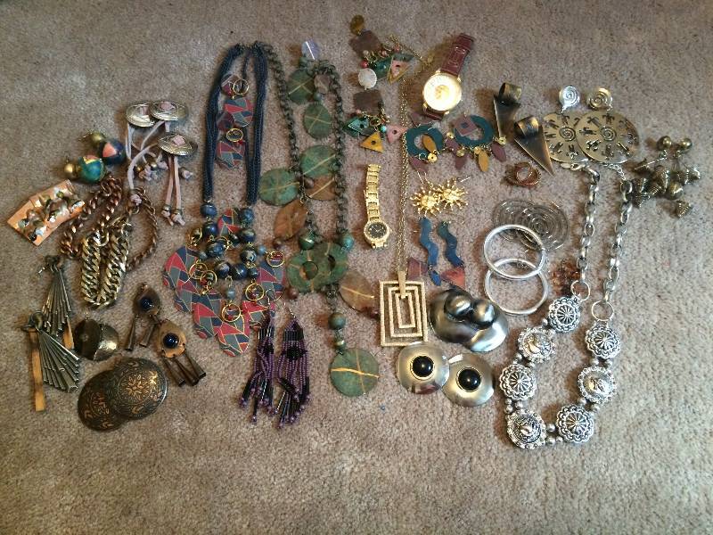 lot 31 image: Assorted Jewelry