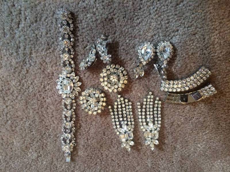 lot 32 image: Vintage Assorted Jewelry