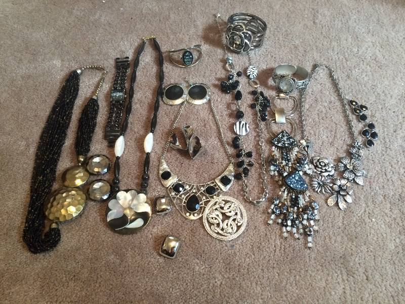 lot 33 image: Assorted Jewelry