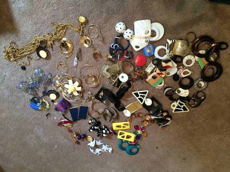 lot 36 image: Assorted Jewelry