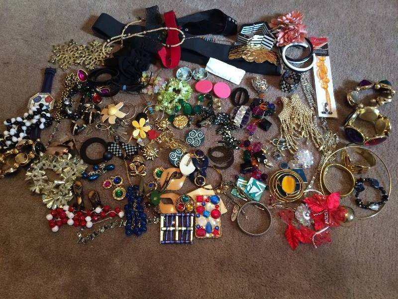 lot 37 image: Assorted Jewelry