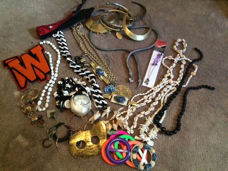 lot 38 image: Assorted Jewelry