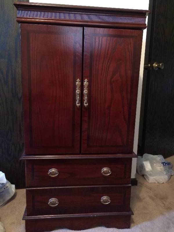 lot 39 image: Jewelry Armoire