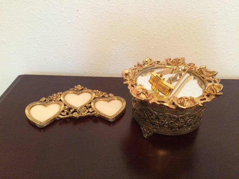 lot 43 image: Assorted Vintage Bedroom Decor