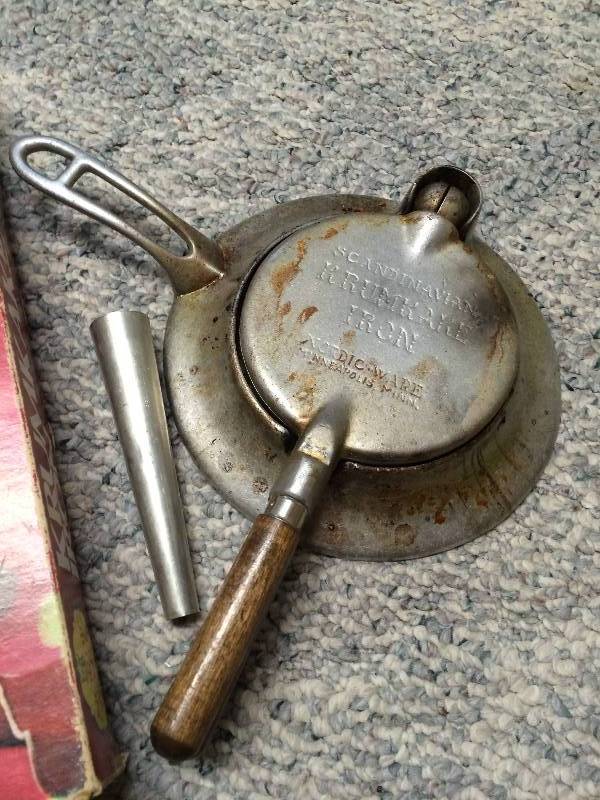 lot 106 image: Vintage Krumkake Iron