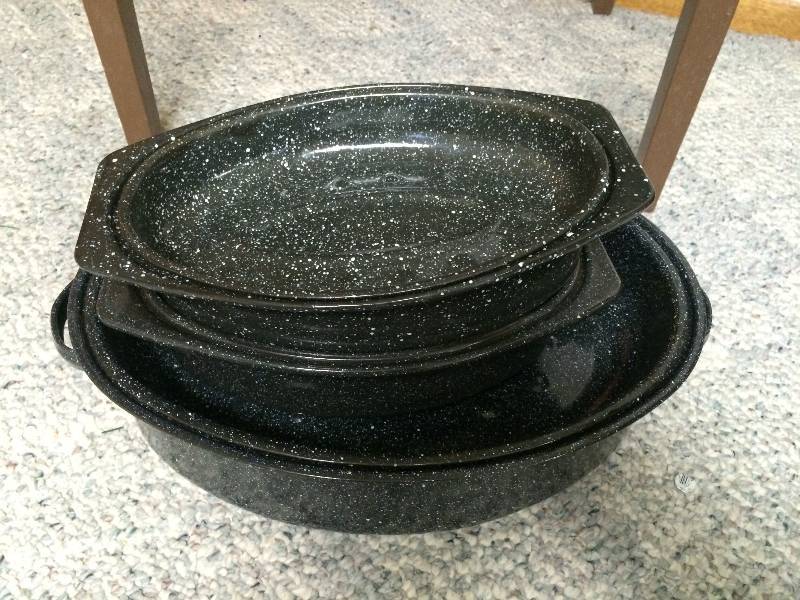 lot 112 image: Assorted Roaster Pans