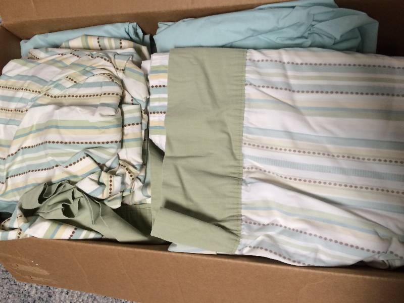 lot 124 image: Queen Quilt with Assorted Bedding