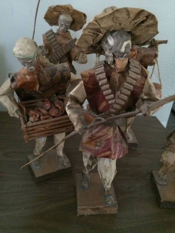 lot 232 image: Vintage Mexican Folk Art Figures