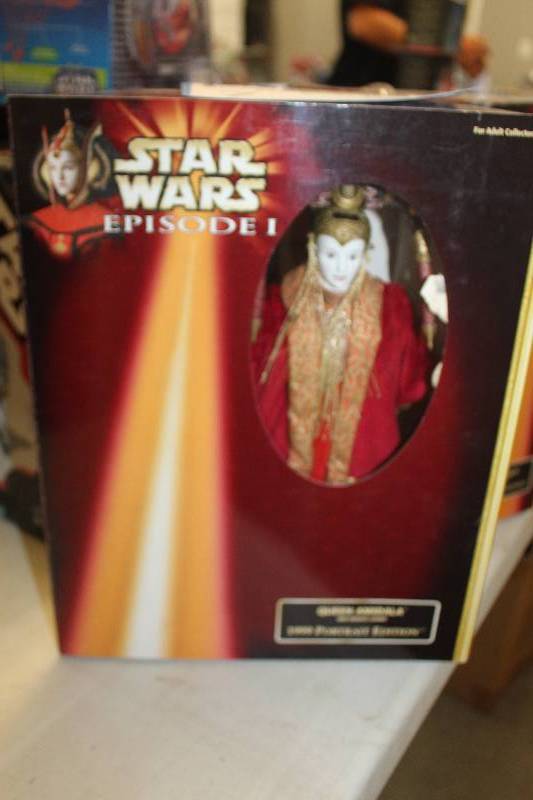 lot 7 image: Hasbro Star Wars Episode 1 Action Figure Queen Amidala Red Senate Gown 1999 Portrait Edition