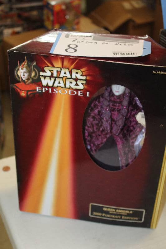 lot 8 image: Hasbro Star Wars Episode 1 Action Figure Queen Amidala Return To Naboo 2000 Portrait Edition