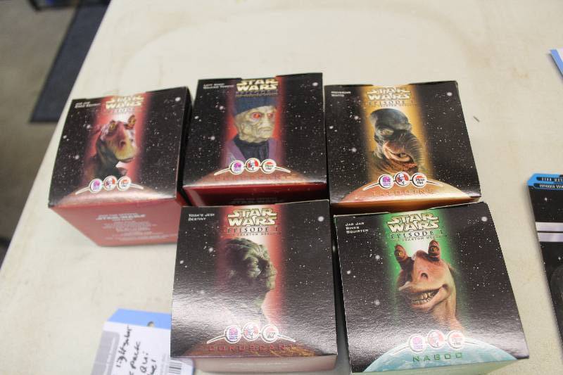 lot 26 image: Lot of (5) Star Wars Episode 1 The Phantom Menace Action Figures Small Box