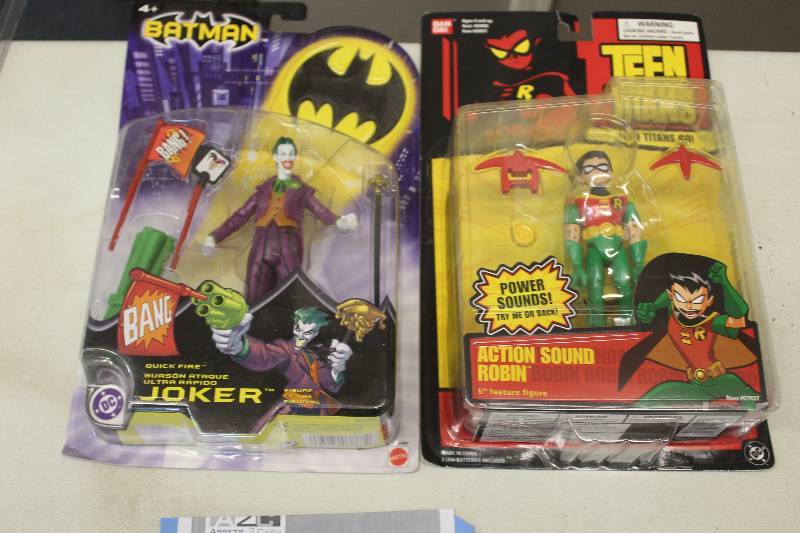 lot 42 image: Lot of (2) DC Action Figures Including 1) Joker Quick Fire AND 1) Robin Action Sound