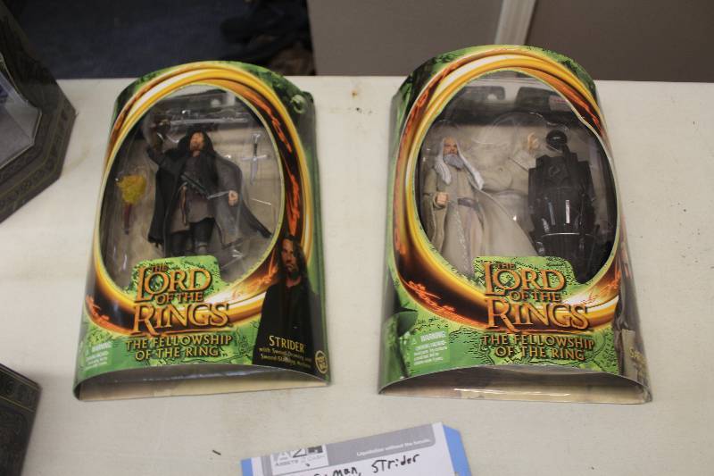 lot 50 image: Lot of (2) Toy Biz The Lord Of The Rings The Fellowship Of The Ring Action Figures Including 1) Saruman w Magic Floating Palantir On Base AND 1) Strider w Sword