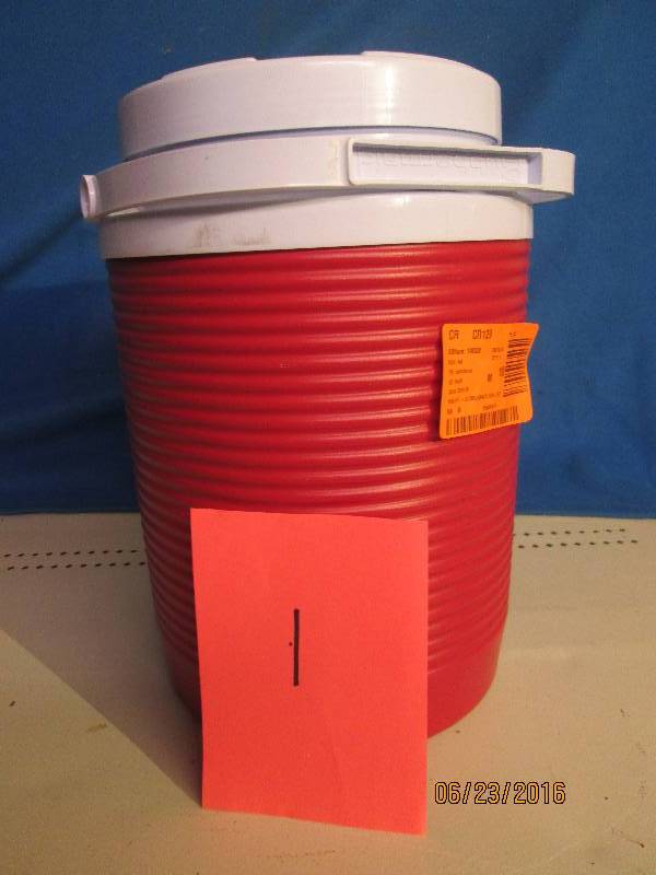 Red Rubbermaid 2 gallon water Jug n...
