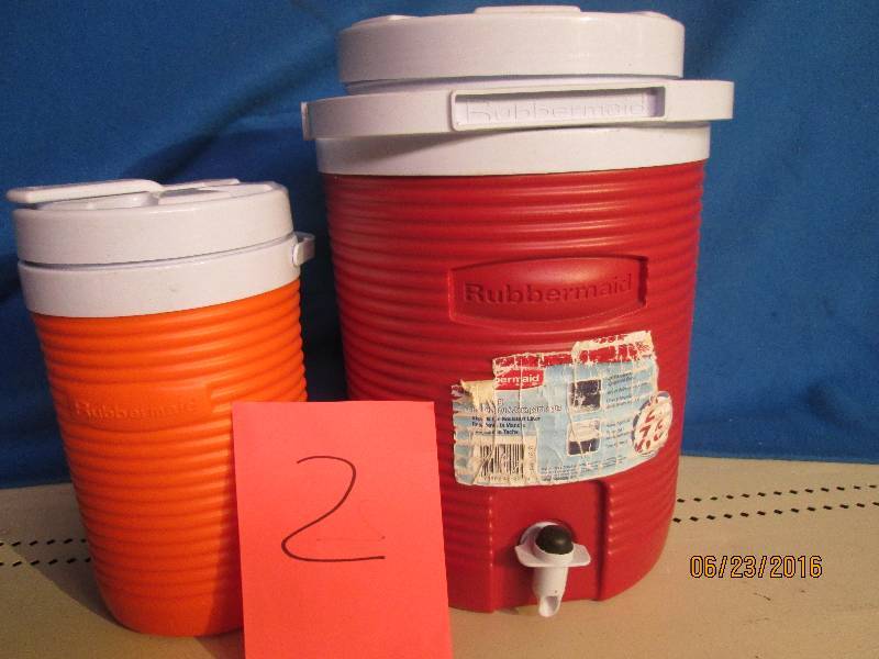 Rubbermaid  red 2  gallon and orang...