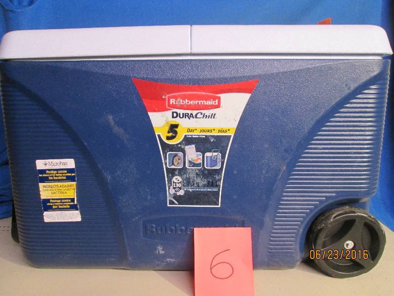 Blue Rubbermaid 75 Quart cooler has broken hinge See pictures