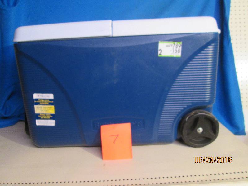 Blue Rubbermaid 75 Quart cooler hin...