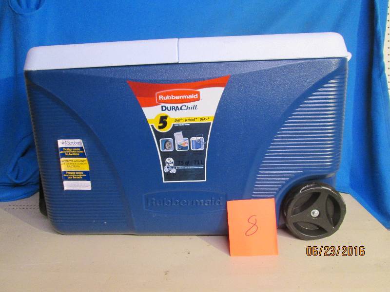 Blue Rubbermaid 45 Quart cooler dra...