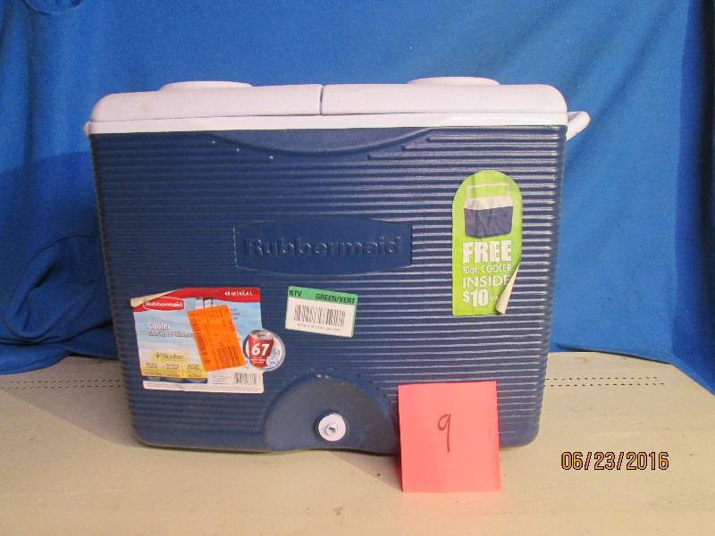 Blue Rubbermaid 75 Quart cooler has...