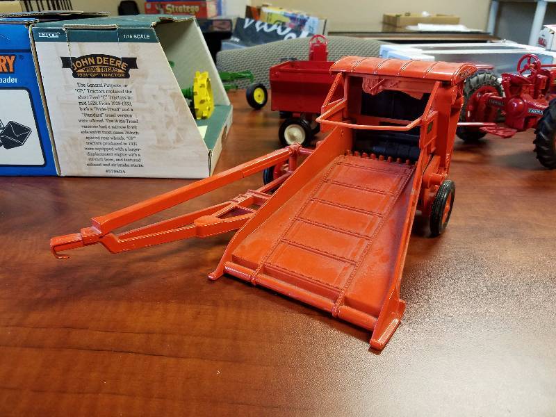 lot 12 image: Ertl Allis Chalmers Roto Baler 116 diecast metal farm baler