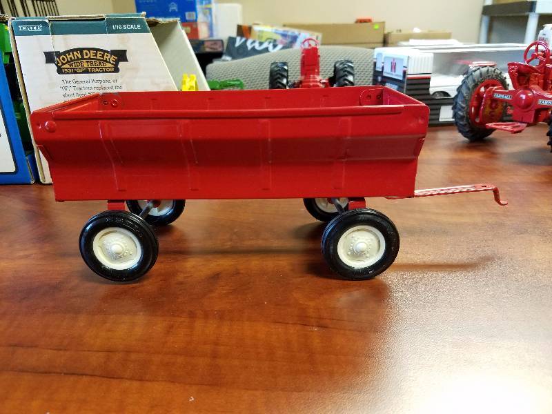 lot 14 image: ERTL Red Trailer Diecast