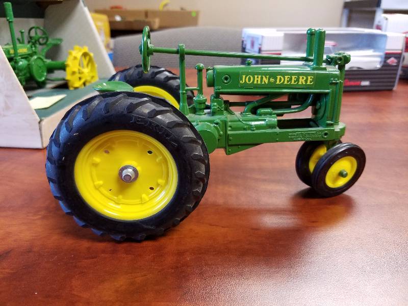 lot 21 image: John Deere tractor by ERTL