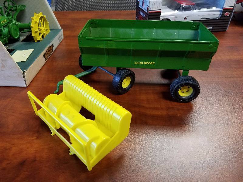 lot 22 image: John Deere trailer by ERTL