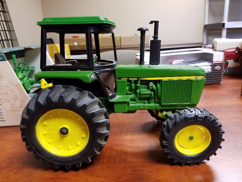 lot 26 image: John Deere model 4450 tractor by ERTL