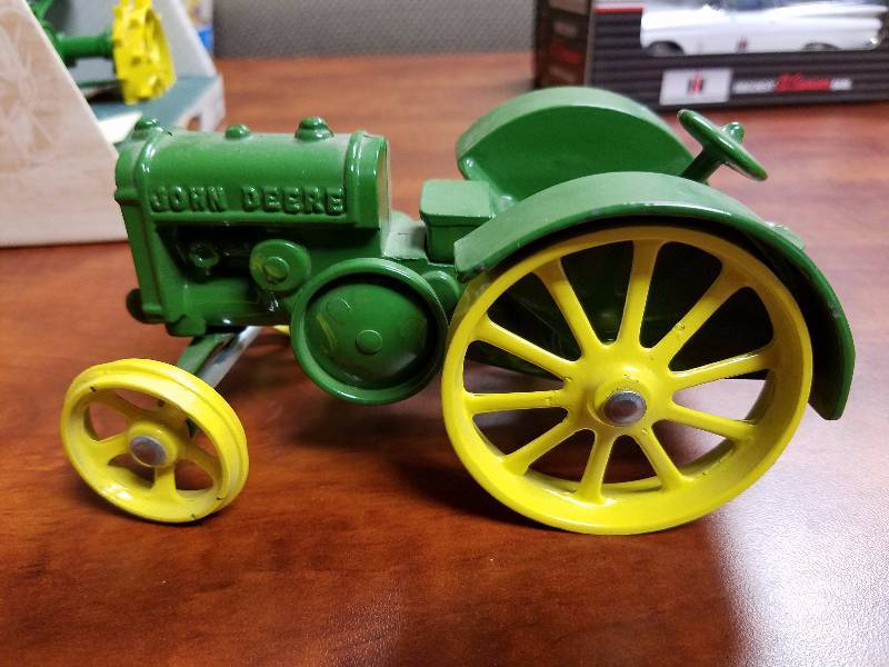 lot 29 image: John Deere diecast tractor
