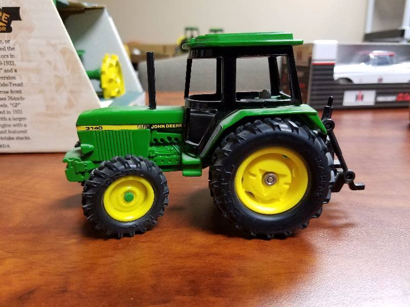 lot 34 image: John Deere diecast tractor 3140 by ERTL