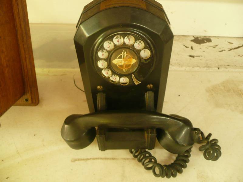 lot 10 image: Antique Phone