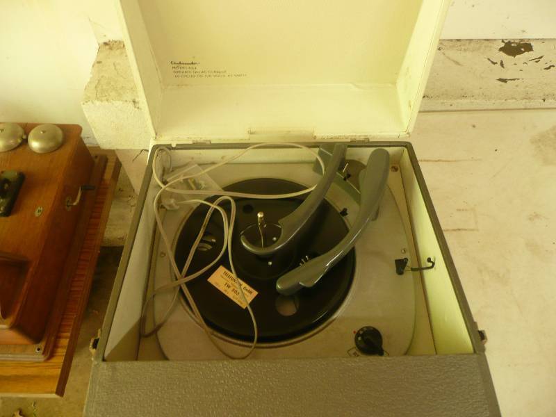 lot 11 image: ANTIQUE AMBASSADOR PHONOGRAPH