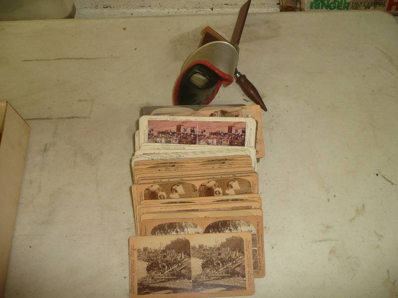 lot 14 image: Vintage Stereoscopic Viewer