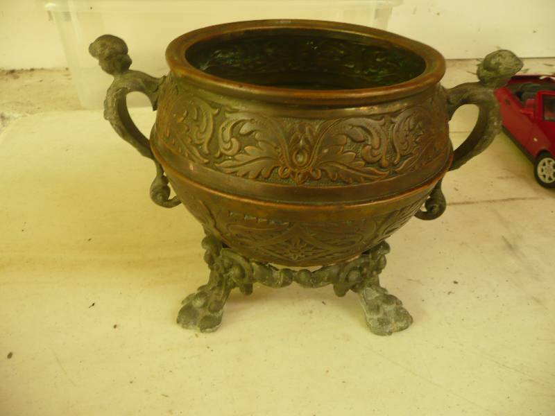 lot 27 image: Vintage Brass Container