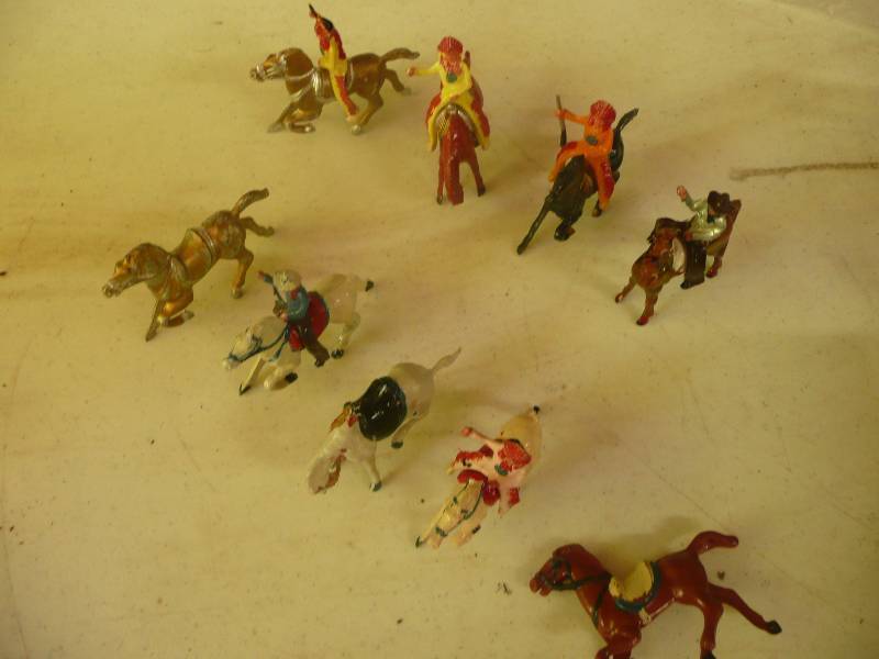lot 44 image: Vintage Plastic Cowboys & Indians Group