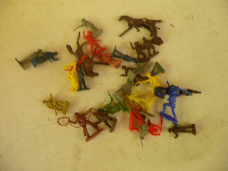 lot 48 image: Vintage Mini Cowboys & Indians Plastic Toys