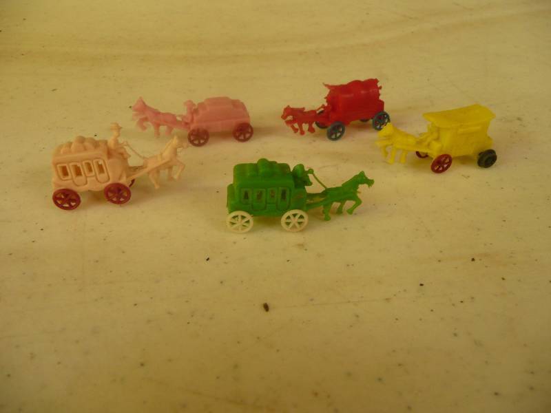 lot 49 image: Vintage Mini Stagecoach & Covered Wagons